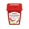 A red tub of Gochujang Korean chili paste against a white background. Voir les images du produit