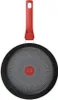 A frying pan with a red handle is shown from the underside. Anteprima dell’immagine prodotto