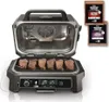 An open electric grill with steaks cooking on the grates, and two bags of woodfire pellets next to it. Voir les images du produit