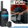 A mechanic is shown using a walkie-talkie while working on a car. The image highlights the VOX feature. Produktbild-Vorschau