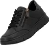 Das Bild zeigt einen schwarzen Freizeitschuh der von der Seite betrachtet wird. Der Schuh hat ein modernes Design mit einer sportlichen Silhouette und einer griffigen Sohle. Podgląd zdjęcia produktu