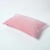HOMESCAPES Housse de coussin en velours rose, 30 x 50 cm Voir les images du produit 3