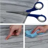 Dreiteilige Collage, die graue Holzmaserungs-Tapete zeigt, die mit blauer Schere geschnitten wird, ein Finger berührt die Oberfläche, und ein blaues Tuch wischt rote Flüssigkeit ab Náhled obrázku produktu