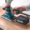 A person is using a Makita orbital sander on a piece of wood. Produktbild-Vorschau
