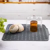 A gray dish drying mat with two bowls and two glasses on it, placed on a marble countertop. Náhľad obrázku produktu