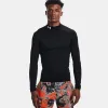 A man wearing a black long-sleeved shirt and patterned shorts stands against a white background. Produktbild-Vorschau