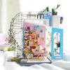 A miniature dollhouse with a spiral staircase and a balcony, decorated with plants and flowers. Anteprima dell’immagine prodotto