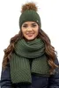 A woman wearing a green knitted hat and scarf set. Produktbild-Vorschau