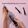 A person is demonstrating how to attach a brush head to an electric toothbrush. Produktbild-Vorschau