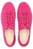 A top-down view of a pair of pink suede sneakers. Produktbild-Vorschau