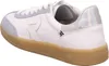A side view of a white sneaker with a gum sole. Voir les images du produit