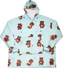 Hellblaue übergroße Kapuzen-Decke-Sweatshirt mit einem Allover-Muster aus braunen Teddybären und Pfotenabdrücken