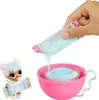 A doll is shown next to a pink cup-shaped container with smaller bowls inside, and a hand is pouring powder from a packet into the container. Produktbild-Vorschau