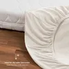 A close-up of a fitted sheet next to a mattress, with text and an icon indicating it's ideal for cold weather. Produktbild-Vorschau