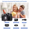 A couple is opening gifts, with a camera and accessories displayed below. Produktbild-Vorschau