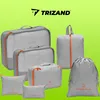 A collection of travel organizers and bags are displayed against a bright green background, with the brand logo at the top. Voir les images du produit