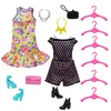 A collection of Barbie doll clothing and accessories laid out on a white background. Anteprima dell’immagine prodotto