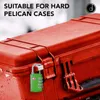 A green TSA lock is attached to a red hard case. Produktbild-Vorschau