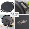 A collage of images showcasing a black cast iron frying pan with the brand name 'Vilde' visible on it. Anteprima dell’immagine prodotto