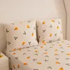 A close-up view of a bed with a duvet cover and pillowcases featuring a fruit and leaf pattern. Anteprima dell’immagine prodotto