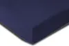 A close-up, angled view of a dark blue fleece fabric, likely a fitted sheet, with a shadow cast to the left. Produktbild-Vorschau