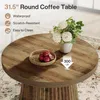 A round coffee table with a wooden finish, decorated with a vase of flowers and a small basket of pomegranates. Text overlays highlight product features and specifications. Anteprima dell’immagine prodotto