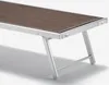 A close-up view of a single folding lounge chair with a brown woven seat and silver aluminum frame. Anteprima dell’immagine prodotto