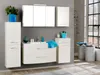 A modern bathroom vanity with white cabinets, a sink, and a mirror, decorated with a blue vase and a green plant. Produktbild-Vorschau