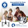 A family is in a kitchen, with a food processor and a whisk attachment in the foreground. Produktbild-Vorschau