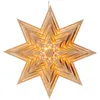 Ein leuchtender Stern aus Holz mit kunstvollen Lichtschlitzen strahlt warmes Licht aus und eignet sich perfekt als Fensterdekoration in der Weihnachtszeit Produktbild-Vorschau