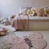 A child's bedroom with a daybed, pillows, blankets, and rugs. Voir les images du produit