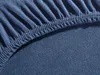 A close-up view of the elasticated edge of a dark blue jersey fitted sheet. Produktbild-Vorschau