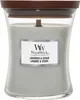 A WoodWick Lavender & Cedar scented candle in a clear glass jar with a wooden lid. Voir les images du produit