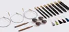 A set of knitting needles and accessories laid out on a white background. Produktbild-Vorschau