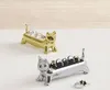 Two cat-shaped ring holders, one gold and one silver, are displayed on a white surface with a light wood-grain background. Anteprima dell’immagine prodotto