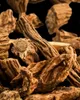 A close-up view of dried roots or plant material, likely for medicinal or culinary use. Voir les images du produit