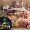 A bed with a duvet cover and pillow featuring a teddy bear surrounded by flowers. Produktbild-Vorschau