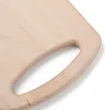 A close-up view of a wooden cutting board with a handle cutout. Voir les images du produit