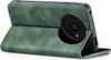 A green flip case for a smartphone is shown open, revealing the phone's camera module. Produktbild-Vorschau