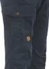 A close-up view of the side pocket of a pair of dark blue trousers. Voir les images du produit