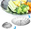 A collage showing a steamer basket filled with vegetables and a separate image of a collapsed steamer basket. Produktbild-Vorschau