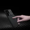 A hand is shown interacting with a black phone case with a sliding camera cover. Anteprima dell’immagine prodotto