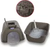 A brown litter box with a scoop and litter is shown next to a close-up of its latch mechanism. Produktbild-Vorschau