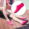 Leuchtend pinke Wasserschuhe, getragen von zwei Personen, die auf einem Holzdeck sitzen, mit einer Nahaufnahme eines einzelnen Schuhs Produktbild-Vorschau