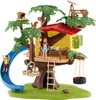 A toy treehouse with figures and accessories, set on a green base. Anteprima dell’immagine prodotto