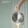 A hand is holding a light green appliance, pouring a creamy liquid from it. Anteprima dell’immagine prodotto