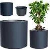 A collection of dark gray planters and an indoor plant. Anteprima dell’immagine prodotto