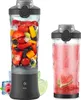 A portable blender filled with fruit and ice next to a finished smoothie in a glass. Voir les images du produit