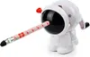 A white astronaut-shaped pencil sharpener with a pencil inserted into its helmet. Anteprima dell’immagine prodotto