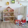 Casa de muñecas Goki, 3 plantas Vista previa de la imagen del producto 2